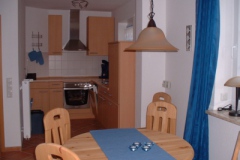 Ferienhaus Nordseemuschel in Norddeich - Esstisch und Küche